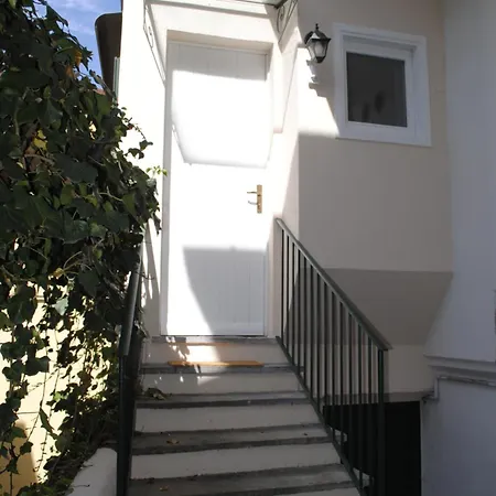 Center Town Apartment *